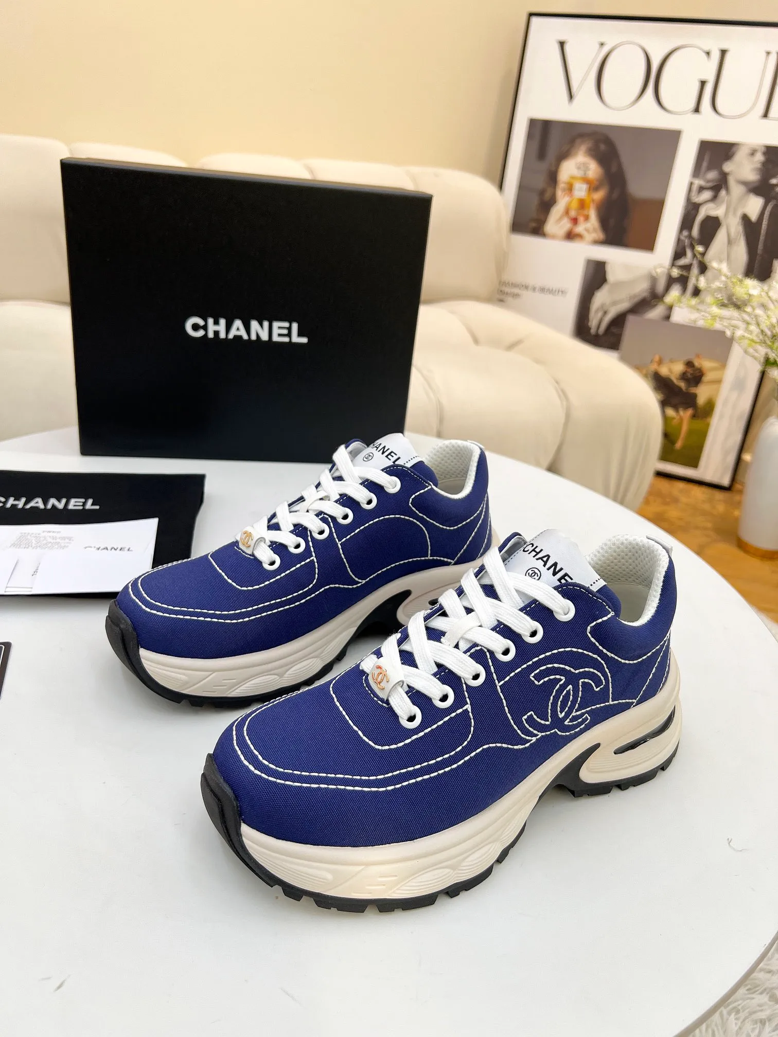 👟👟Ex-factory price 500👟👟 Cloth CHANEL 25C new casual shoes for early spring vacation. A pair of comfortable shoes can reduce the fatigue on your feet. The new style is very versatile, whether it is daily wear or a sister party. It can be easily used for commuting in the workplace, outdoor sports and various occasions. It can increase the height, straighten the legs, modify the shape of the feet, is comfortable and comfortable without rubbing the feet, and has good breathability. It can also be worn in summer. Office workers can also easily own it when wearing it. The fabric is pebbled cowhide + plaid pad to show off sheepskin. The original open-molded rubber foam outsole! size: 35-40 (41 customized, non-refundable and non-exchangeable)